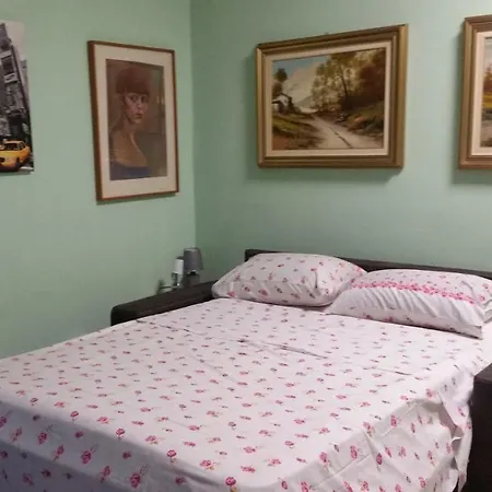 Pied A Terre Apartment
